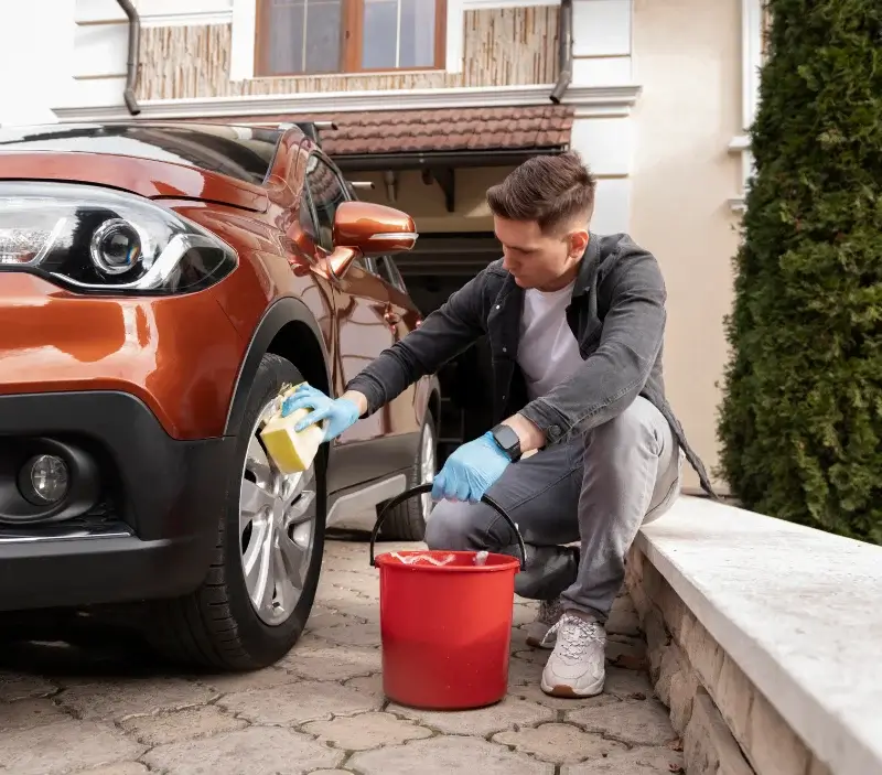 Lavage auto à domicile Tourneville-sur-Mer : professionnel intervenant sur un véhicule